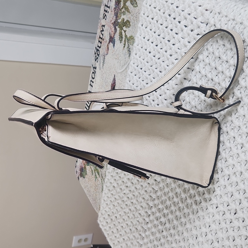 Jen & Co Flap over snap closure, inside zipper pocket, and two slips pockets, ad - Picture 4 of 10